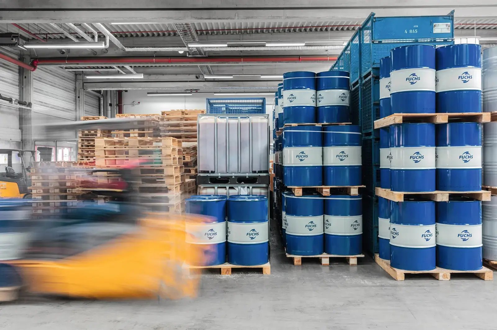 Vaten met het FUCHS-logo in de productiefaciliteit.